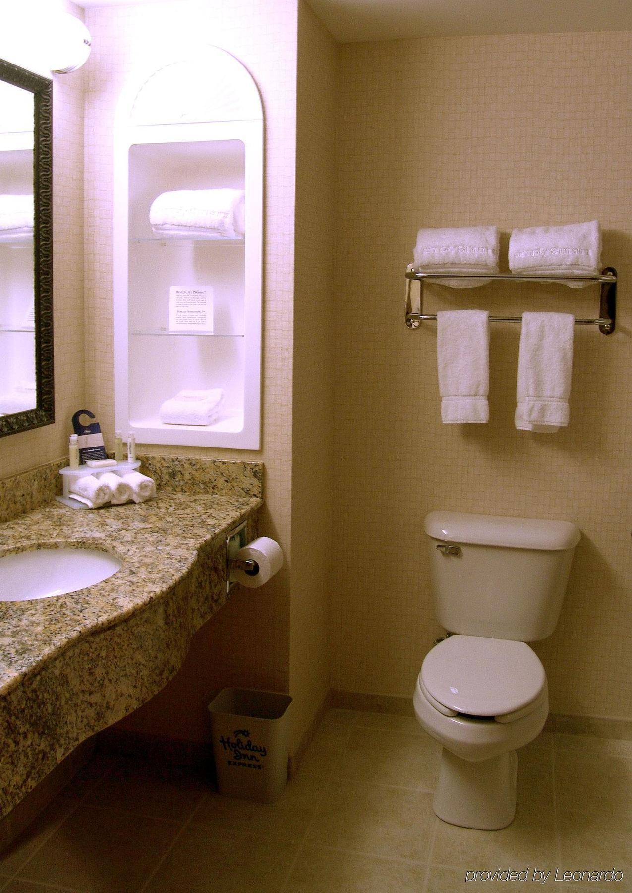 Holiday Inn Express Hotel & Suites Rochester By Ihg Room photo