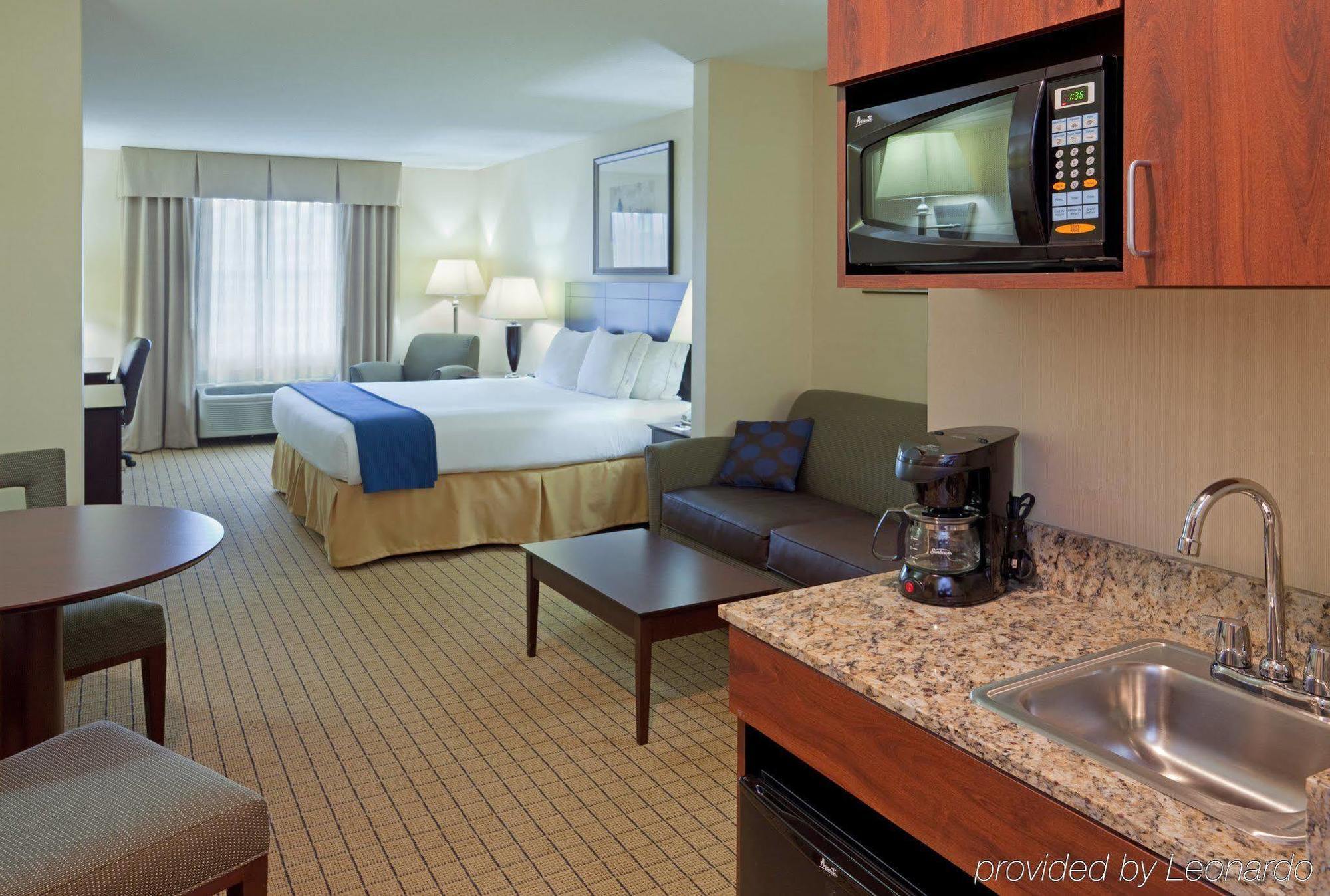 Holiday Inn Express Hotel & Suites Rochester By Ihg Room photo